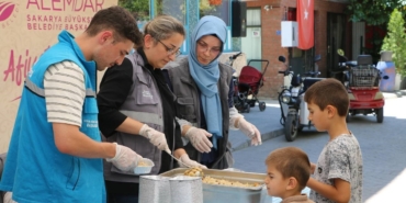 Binlerce kişi aşureyi tattı, hem diller hem de gönüller lezzet buldu