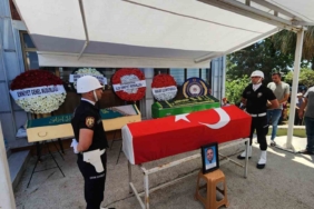 Trafik kazasında hayatını kaybeden polis ve ailesi toprağa verildi
