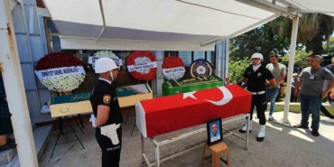 Trafik kazasında hayatını kaybeden polis ve ailesi toprağa verildi