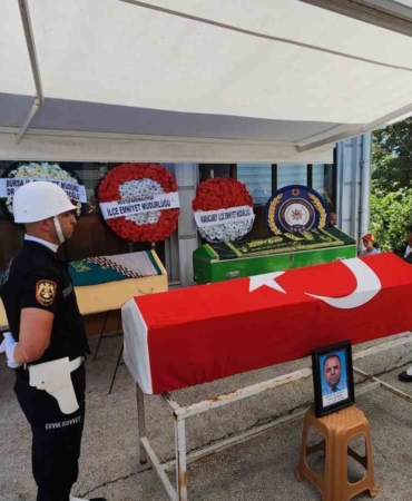 Trafik kazasında hayatını kaybeden polis ve ailesi toprağa verildi