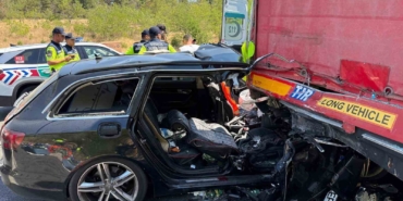 Kırklareli’nde otomobil tırın altına girdi: 2 yaralı