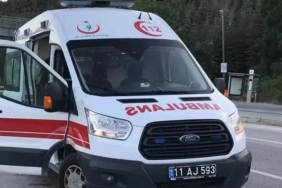 Kontrolden çıkan motorlu bisiklet devrilirken, sürücüsü yaralandı