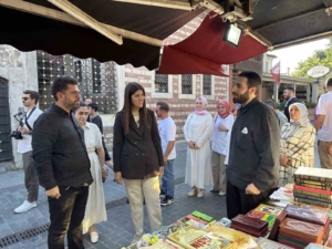 Milletvekili Ayaydın, Eyüpsultan’da aşure dağıttı: "Paylaştıkça birliğimiz güçleniyor"