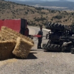 Gönen’de saman yüklü traktör devrildi