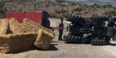 Gönen’de saman yüklü traktör devrildi