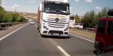 D-110 Karayolu’nda tırın tehlikeli yolculuğu bir aracın güvenlik kamerasıyla saniye saniye kaydedildi