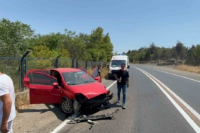 Otomobil kışla duvarına çarptı: 1 yaralı