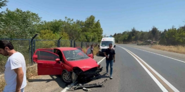 Otomobil kışla duvarına çarptı: 1 yaralı