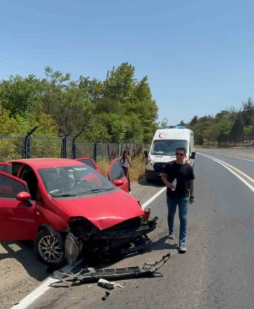 Otomobil kışla duvarına çarptı: 1 yaralı