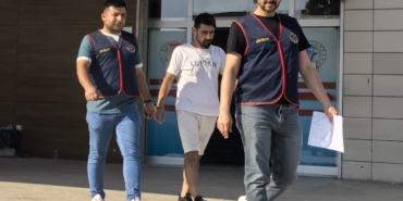Jandarma aranan zanlıyı kız arkadaşıyla kafede çay içerken yakaladı