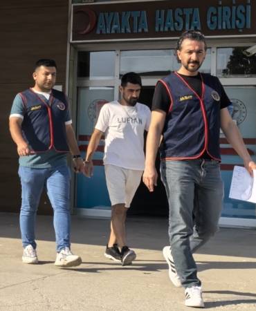 Jandarma aranan zanlıyı kız arkadaşıyla kafede çay içerken yakaladı