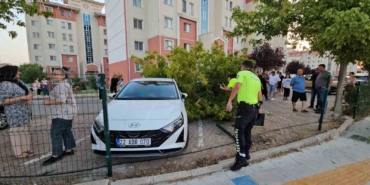 Edirne’de seyir halindeki ticari araç site bahçesine girdi