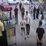 Güzellik merkezi anketörü broşür verdiği kadının yanındaki şahısla kavga etti: Kavgayı ayırmak isteyen esnafa anketörcü şahıs yumruk attı