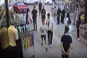 Güzellik merkezi anketörü broşür verdiği kadının yanındaki şahısla kavga etti: Kavgayı ayırmak isteyen esnafa anketörcü şahıs yumruk attı