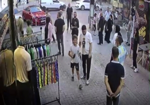 Güzellik merkezi anketörü broşür verdiği kadının yanındaki şahısla kavga etti: Kavgayı ayırmak isteyen esnafa anketörcü şahıs yumruk attı