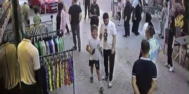 Güzellik merkezi anketörü broşür verdiği kadının yanındaki şahısla kavga etti: Kavgayı ayırmak isteyen esnafa anketörcü şahıs yumruk attı