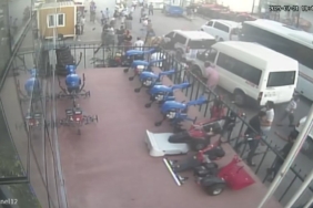 Sokak savaş alanına döndü: Sopa, taş ve kovalar havada uçuştu