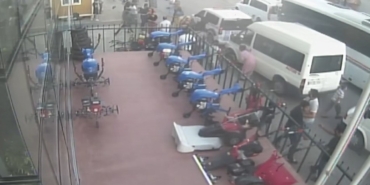 Sokak savaş alanına döndü: Sopa, taş ve kovalar havada uçuştu