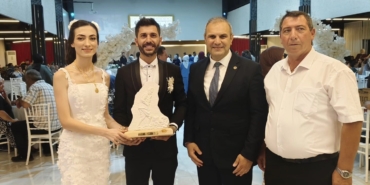 Başkan Dilsiz, genç çiftlerin mutluluğuna ortak oldu