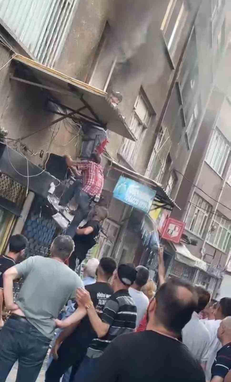 Bursa’da evde çıkan yangında alevlerin arasında kalan kadını mahalleli kurtardı