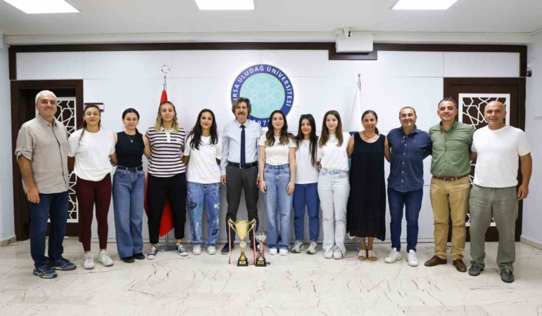 BUÜ Kadın Hentbol Takımından çifte şampiyonluk