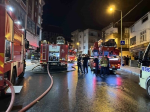 Gaziosmanpaşa’da yangın paniği: 3 katlı binanın çatısı alev alev yandı