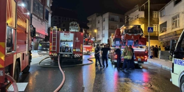 Gaziosmanpaşa’da yangın paniği: 3 katlı binanın çatısı alev alev yandı