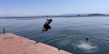 Sıcaktan bunalan İstanbullular kendini serin sulara attı