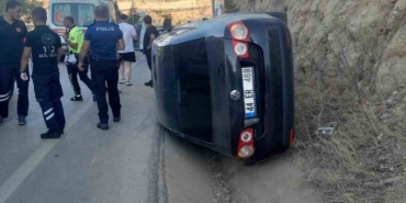 Kaza yapan araca başka bir araç çarptı, 2 kişi yaralandı