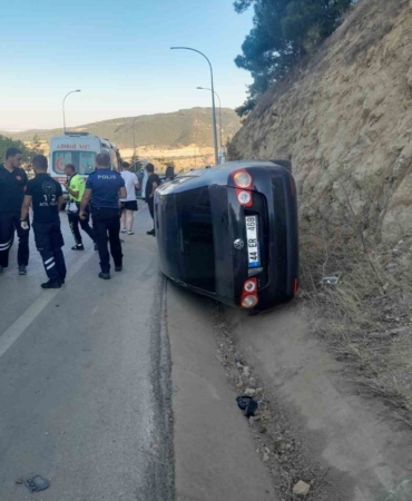 Kaza yapan araca başka bir araç çarptı, 2 kişi yaralandı