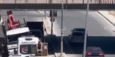 Yalova’da vinç alt geçitte sıkıştı