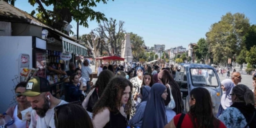 Sultanahmet’te sıcak hava etkisi: Herkesin elinde su şişesi dikkat çekiyor