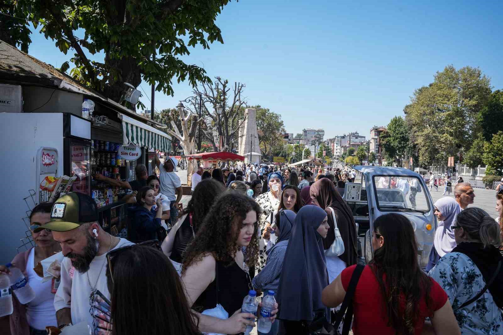 Sultanahmet’te sıcak hava etkisi: Herkesin elinde su şişesi dikkat çekiyor