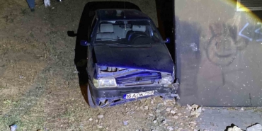 Otomobil şarampole uçup trafoya çarptı: Kazayı burnu bile kanamadan atlattı
