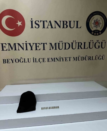 Beyoğlu’nda motosikletli saldırganlar, mobilyacıya kurşun yağdırdı: O anlar kamerada