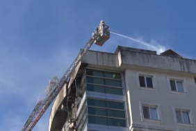 Beylikdüzü’nde korkutan çatı yangını: İki daire kullanılamaz hale geldi