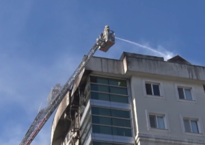 Beylikdüzü’nde korkutan çatı yangını: İki daire kullanılamaz hale geldi