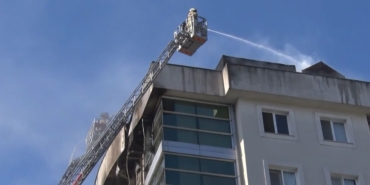 Beylikdüzü’nde korkutan çatı yangını: İki daire kullanılamaz hale geldi