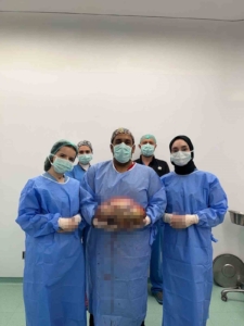 Kadın hastanın karnından 10 kiloluk kitle tespit edildi