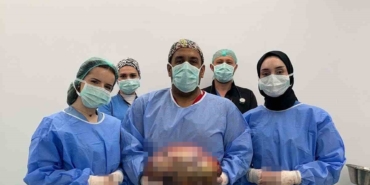 Kadın hastanın karnından 10 kiloluk kitle tespit edildi