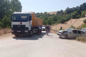 Kamyon ile otomobil kafa kafaya çarpıştı