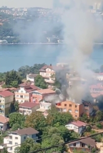 Beykoz’da korkutan yangın: Binada mahsur kalan 4 kişi kurtarıldı