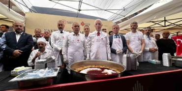 Tarihi Mısır Çarşısında 20 bin kişiye Aşure dağıtımı