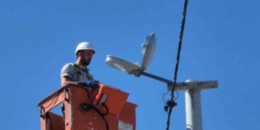 Kavurucu sıcaklarda elektrik direklerinde enerji nöbeti