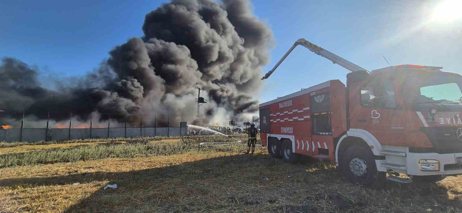 Balıkesir itfaiyesinden Manisa ve İzmir yangınlarına destek