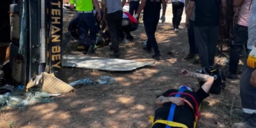 Bilecik’te kontrolden çıkan tır, fabrika bahçesine devrildi: 2 yaralı