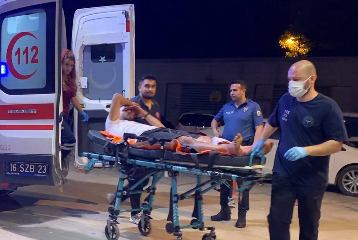 Yol kenarında alkol alırken, av tüfeğiyle vuruldu