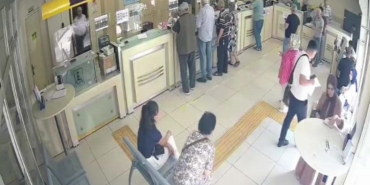 Nefesi kesilen çocuğun imdadına yetişti: O anlar kamerada