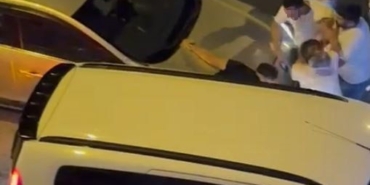 Trafikte tartıştığı sürücüyü iki aracın arasına sıkıştırıp darp etti
