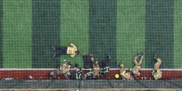 Yorulmayan alev savaşçıları halı sahada böyle dinlendi